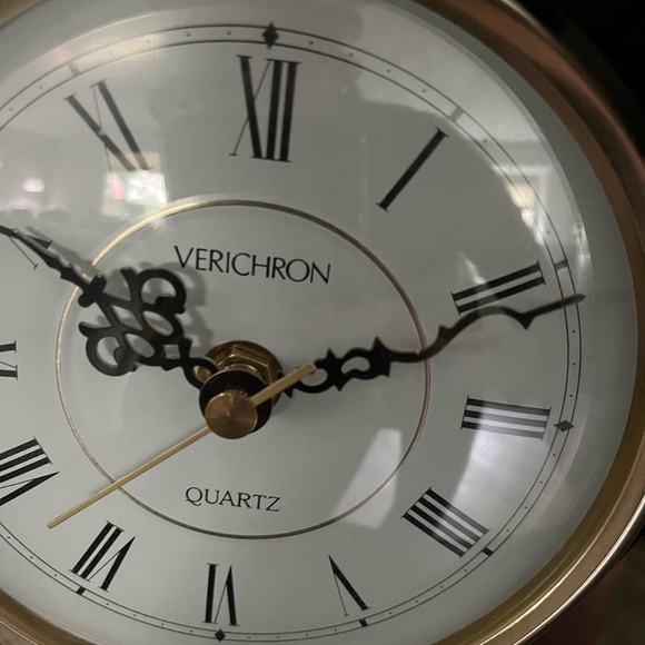 Verichron free standing quartz cherrywood clock. Battery operated. - Picture 3 of 5